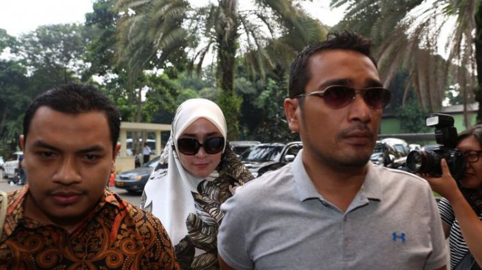 Janda Hot Firza Husein Akhirnya Muncul di Polda Metro: Assalamualaikum, Nanti Ya, Nanti