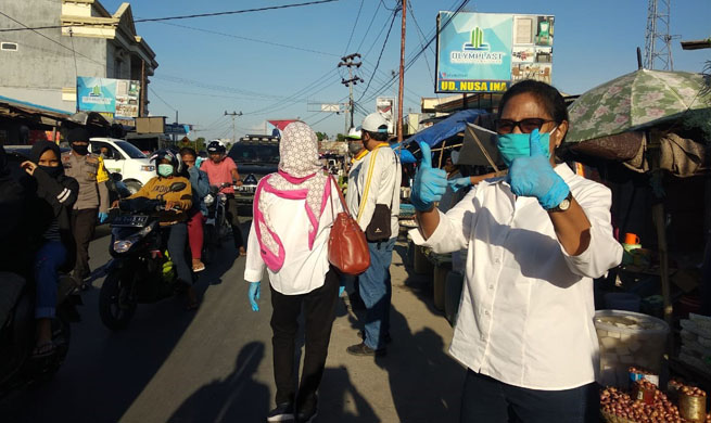 fkpt-ntt-bagi-masker-dan-sampaikan-himbauan-di-pasar-oesao.jpg