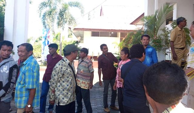 Warga Desa Ilepati Datangi Kantor Bupati Flores Timur Minta Copot Kepala Desa