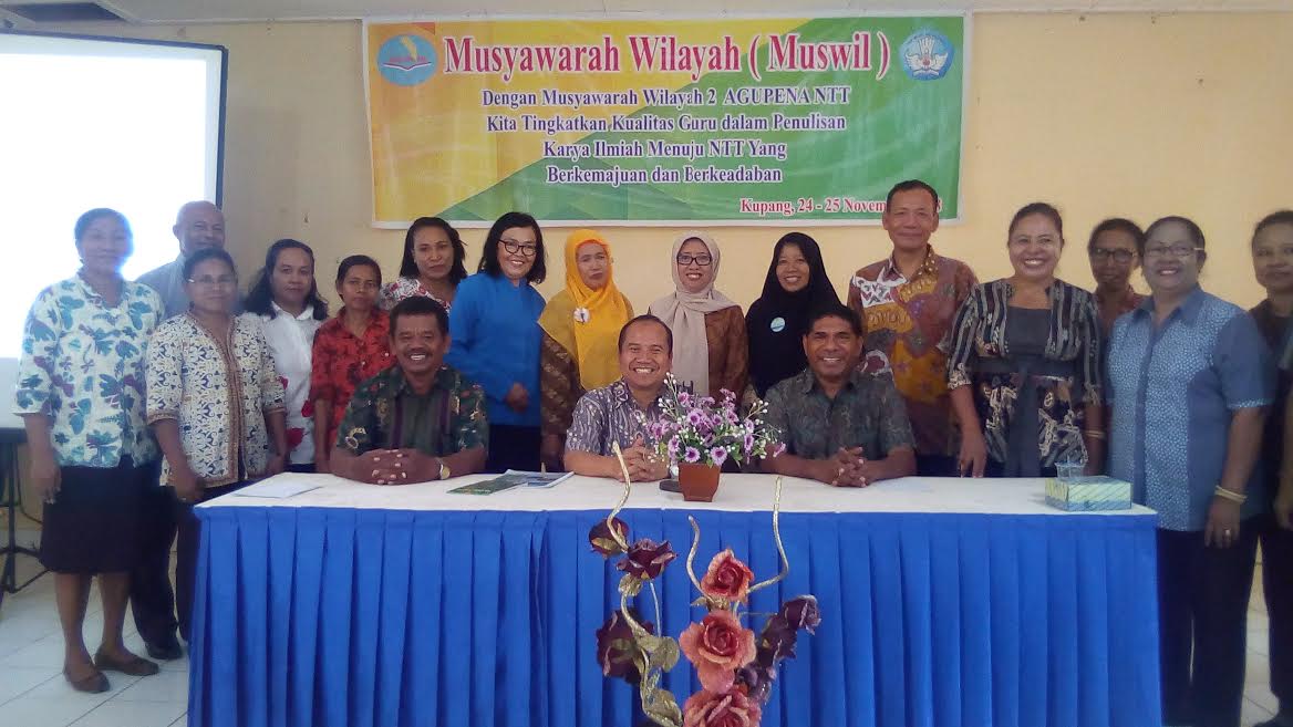 foto-bersama-antara-pengurus-dan-anggota-agupena-ntt.jpg