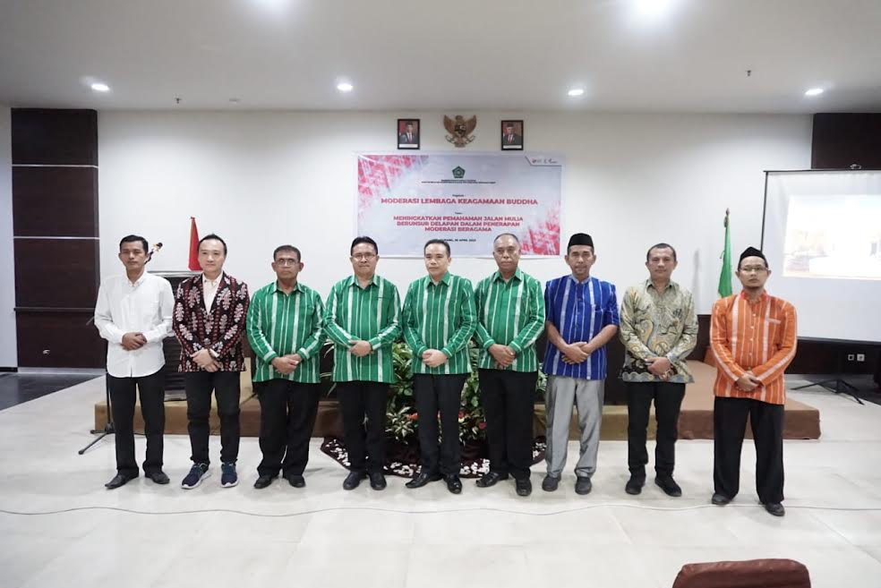 foto-bersama-dalam-kegiatan-moderator-lembaga-keagamaan-buddha.jpg