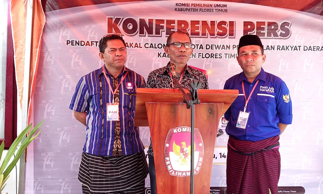 foto-bersama-ketua-kpu-flores-timur-kornelius-abon-bersama-ketua-dpd-pan.jpg