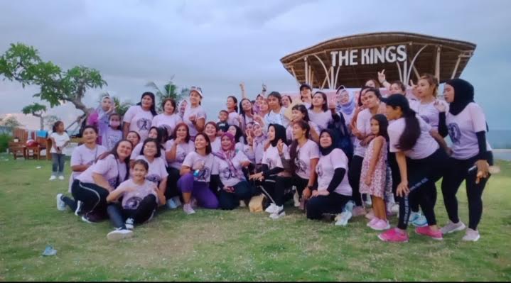 foto-bersama-para-members-itiek-crew-dan-instruktur-olahraga.jpg