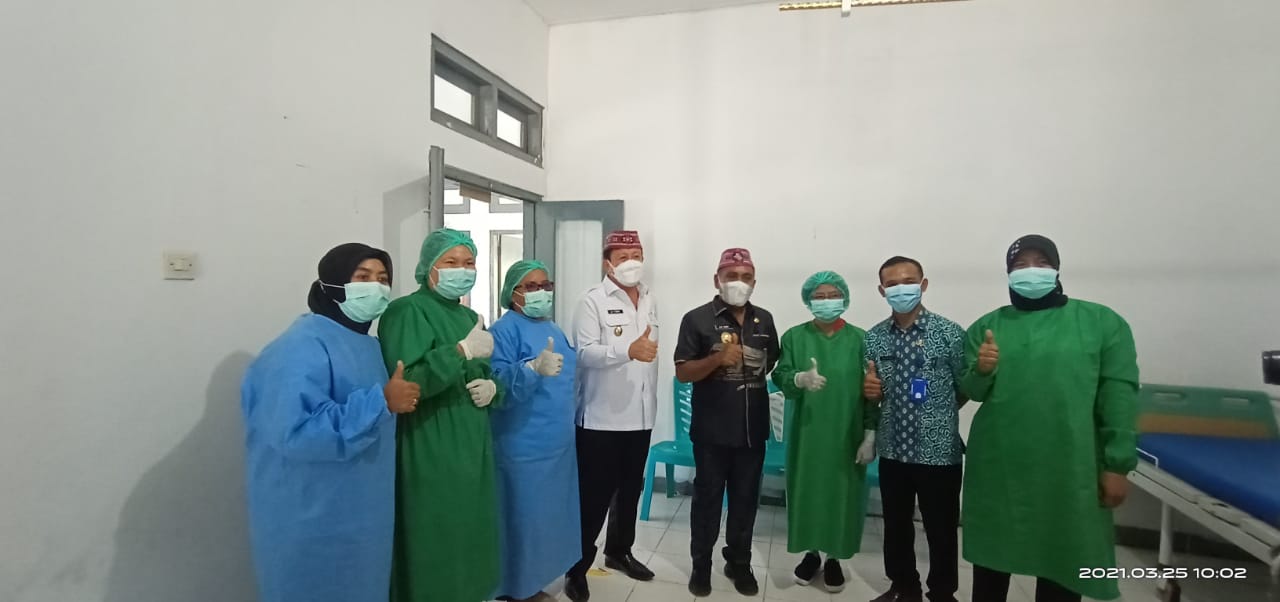 foto-bersama-pasangan-bupati-dan-wakil-bupati-mabar-edistasius-endi-dan-dr-yulianus-weng.jpg