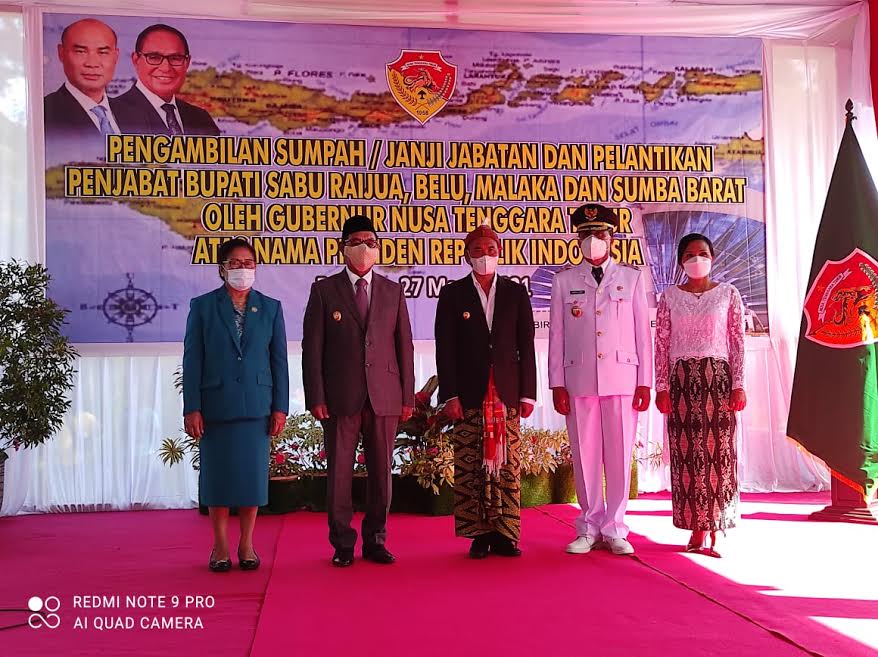 foto-bersama-pejabat-bupati-sabu-raijua-doris-alexander-rihi-dan-istri.jpg
