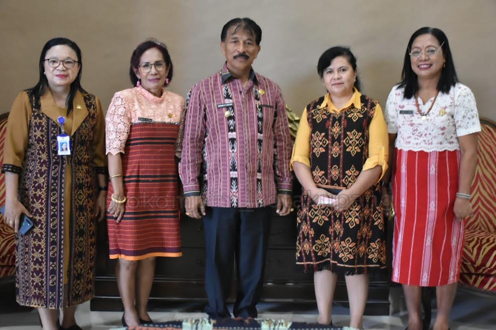 foto-bersama-penjabat-wali-kota-kupang-george-hadjoh-dengan-para-kepala-sekolah-dasar.jpg
