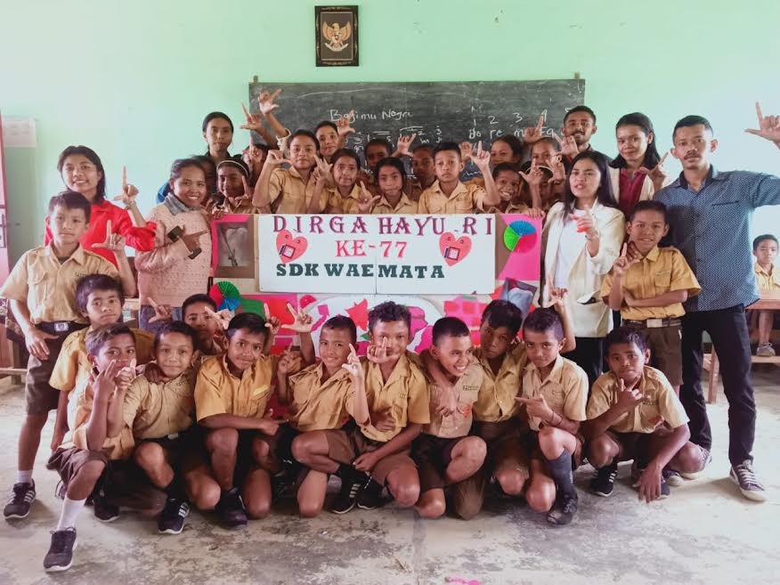 Kades Liang Sola Apresiasi Mahasiswa KKN Unika St Paulus Ruteng Hadirkan Mading di SDK Waemata