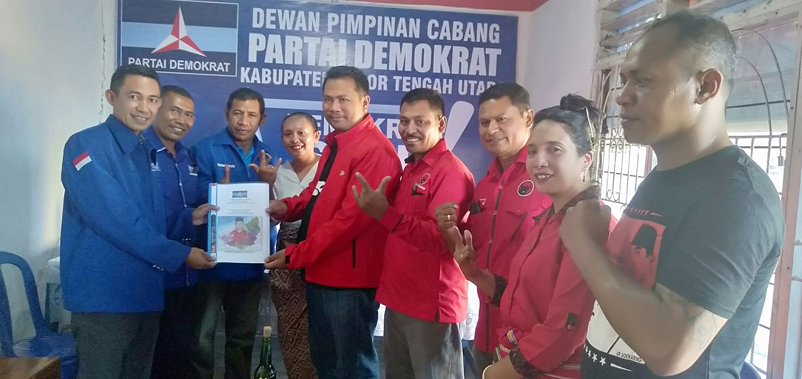 frengky-saunoah-saat-menyerahkan-berkas.jpg