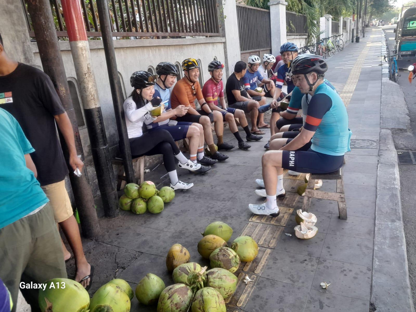 Kuliner NTT Suhu Panas Membangun Kebersamaan Tim Fun Bike Minum Air Kelapa Timor di Jalan Palapa