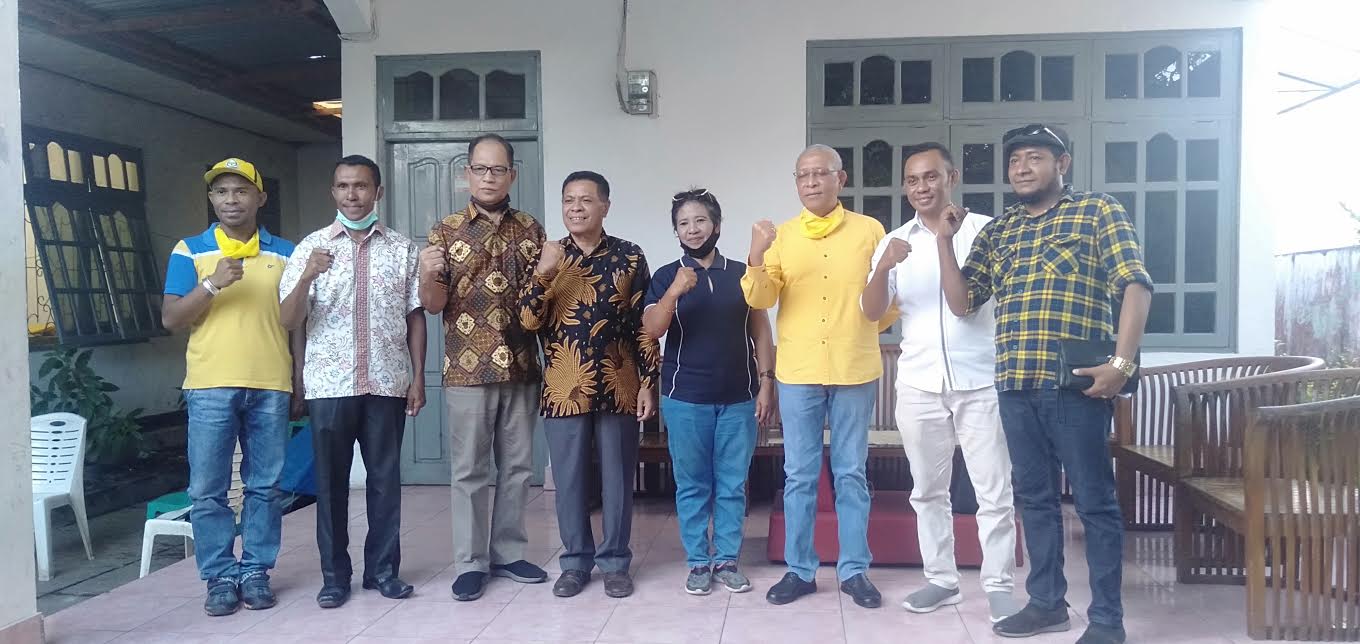 gabriel-manek-foto-bersama-paslon-usai-melakukan-konferensi-pers.jpg