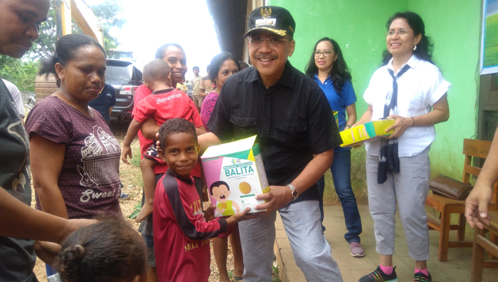 GBIS Jemaat Miracle Kupang Adakan Bakti Sosial Layanan Kasih di TPA ALak