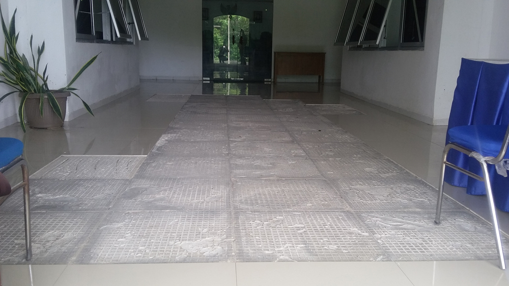 Gedung DPRD Sumba Barat Dinding Retak-Retak, Keramik Rusak dan Atap Bocor