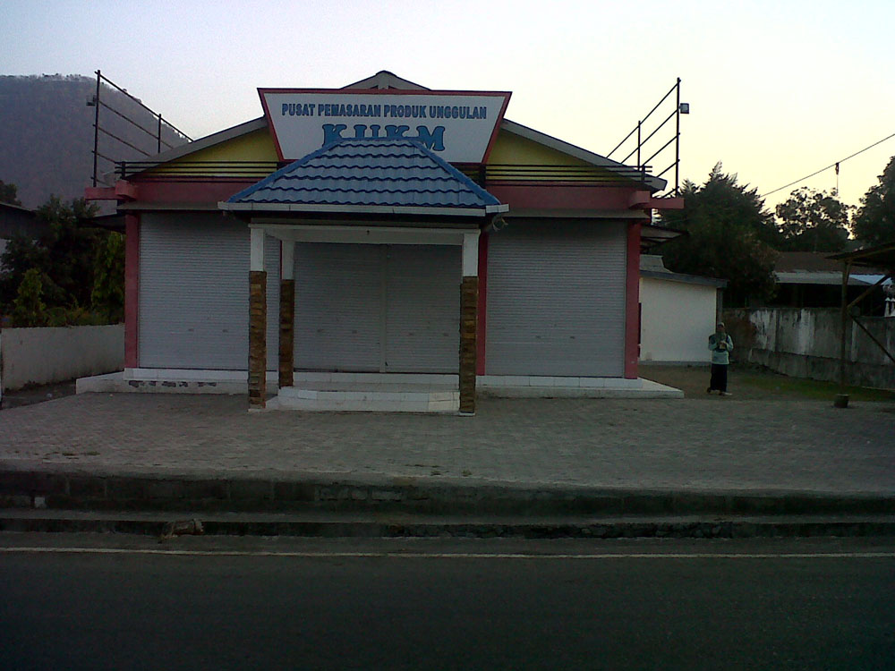 gedung-umkm-di-ende-jarang-dimanfaatkan_20151021_110941.jpg