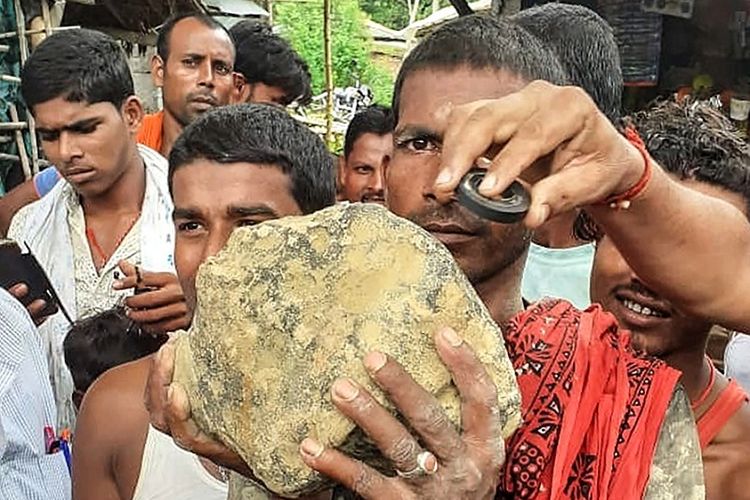 Geger, Batu Sebesar Bola Sepak Jatuh dari Langit ke Sawah di India, Diduga Meteorit