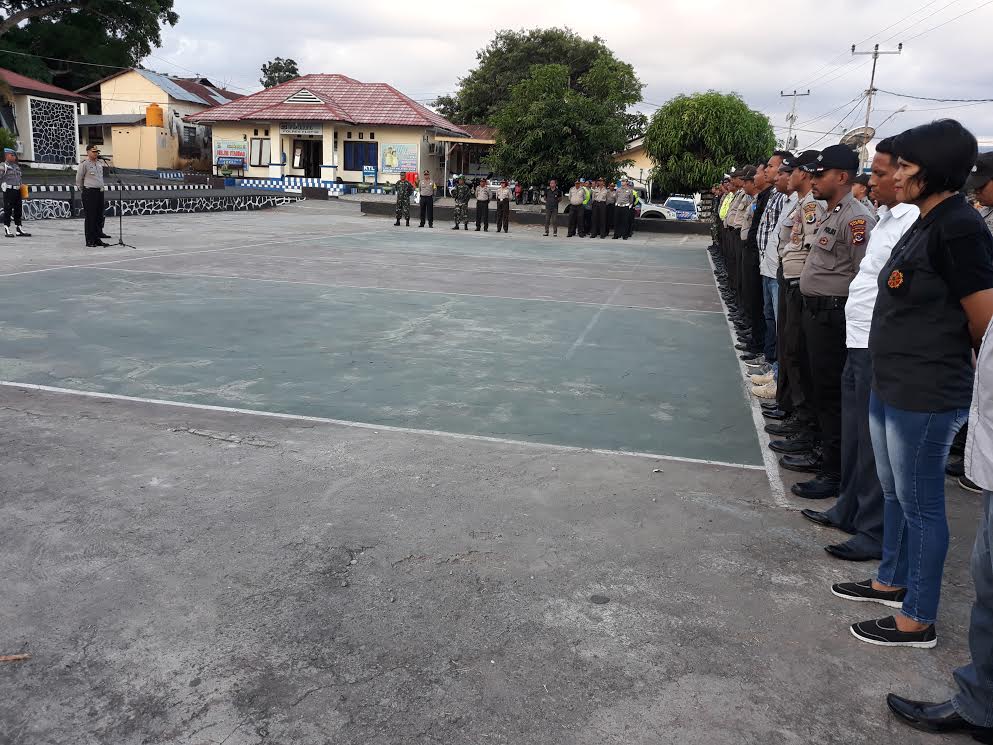 Kapolres Flotim Pimpin Gelar Pasukan Gabungan Polri-TNI Jelang Malam Takbiran dan Pesta Sambut Baru