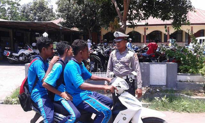 Memakain Pakian Adat Sikka, Polres Sikka Gelar Operasi Simpatik