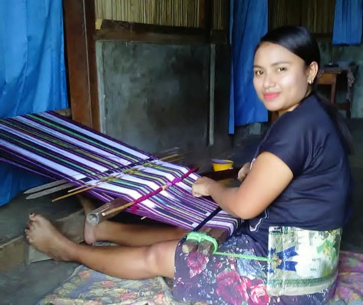 Bantu Ekonomi Keluarga, Seorang Guru Kontrak di TTU Menenun