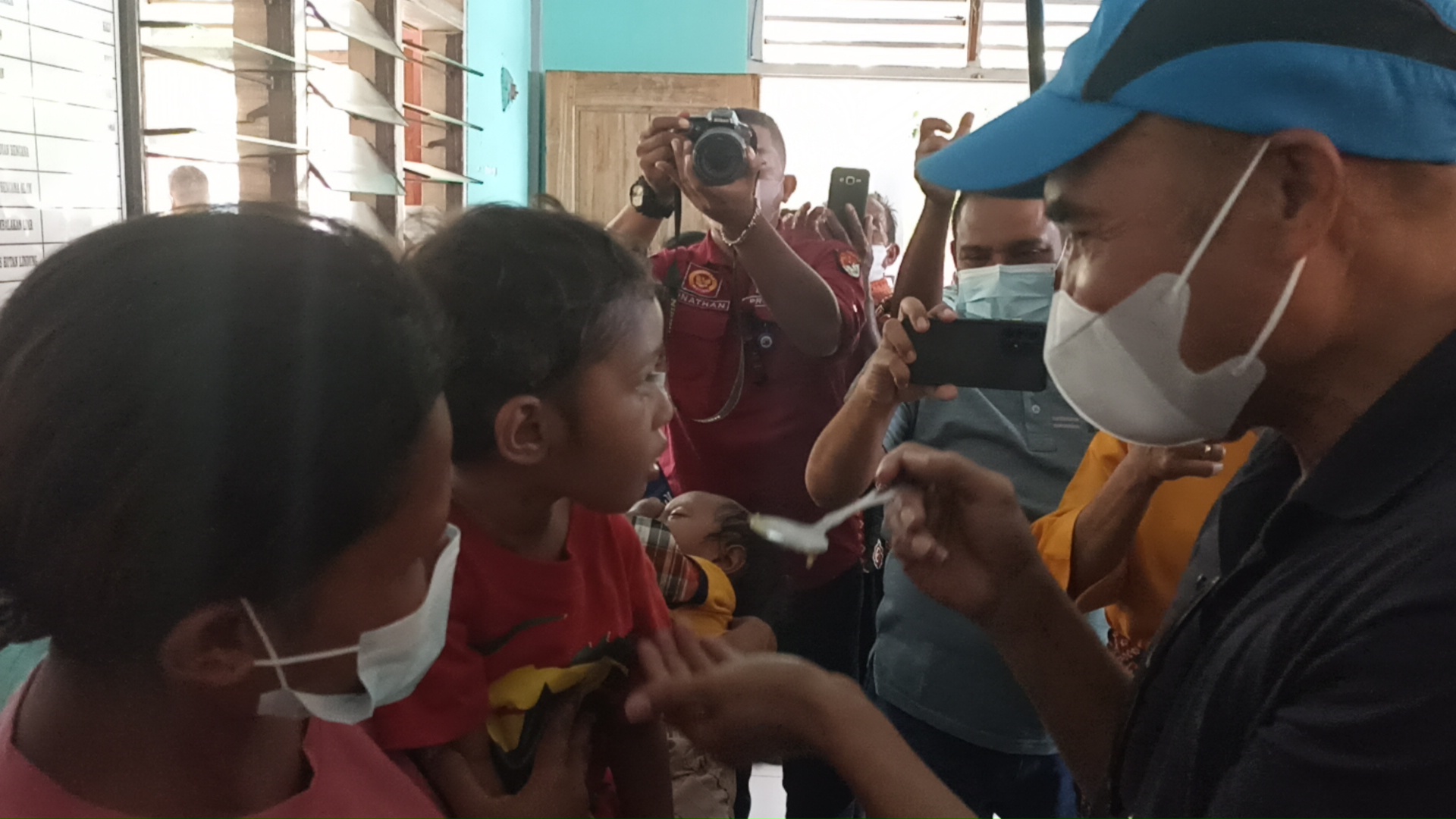 Gubernur VBL Beri Makan Untuk Anak Stunting di Nita, Sikka, Ini Pesannya