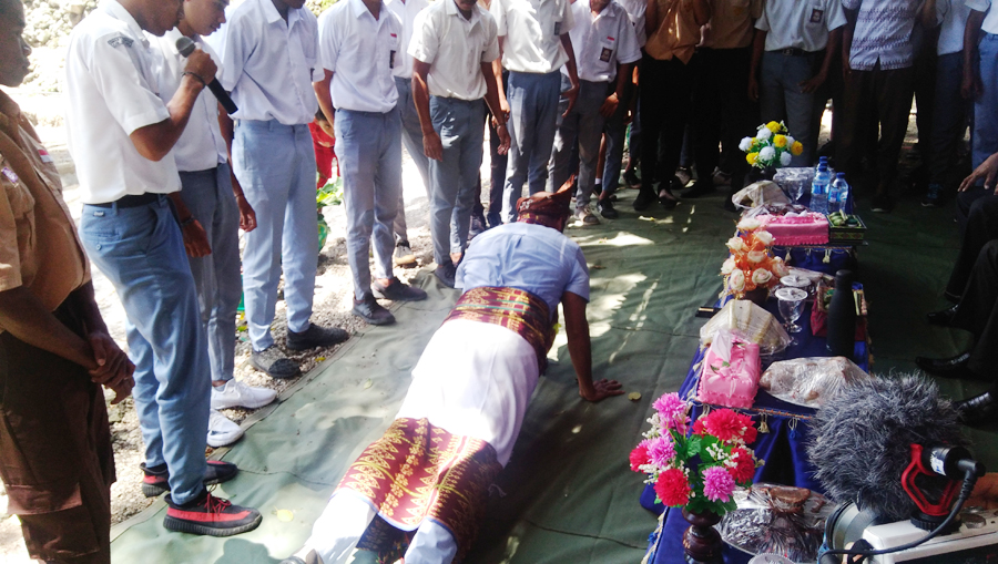 VIRAL Gubernur NTT Viktor Laiskodat Push-Up 51 Kali di Hadapan Warga di Kampung Halaman Pulau Semau