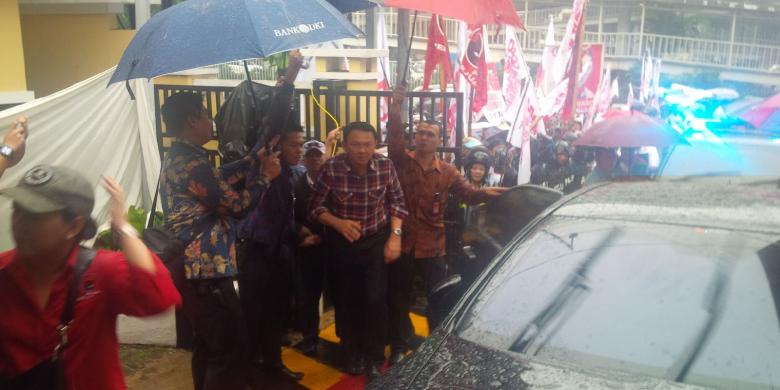 Ahok-Djarot Dipayungi Saat Tiba di Kantor KPU DKI