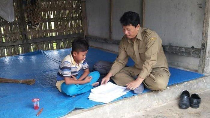 Guru ini Tempuh 20 Kilometer Temui Murid Satu per Satu Karena Tak Punya Hape