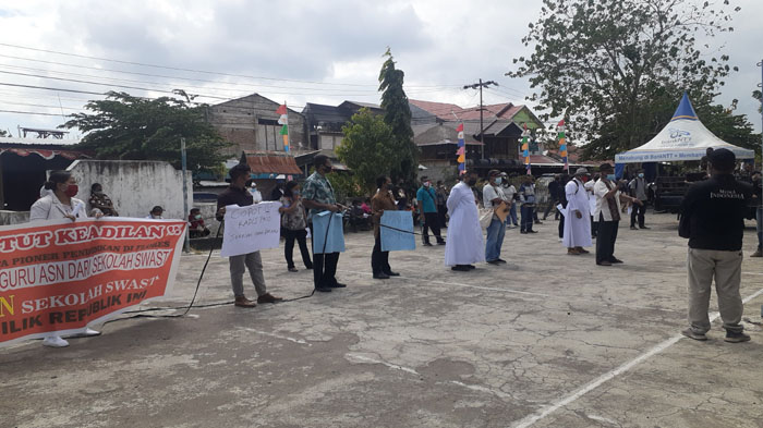 Guru Swasta Protes Bupati Roby Imbas Pemkab Sikka Tarik Guru ASN