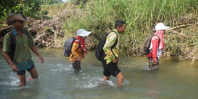 INSIPIRATIF! Demi Mengajar, Tiap Hari 6 Guru Lewati Bukit, Sawah, Kebun dan 3 Kali Seberangi Sungai
