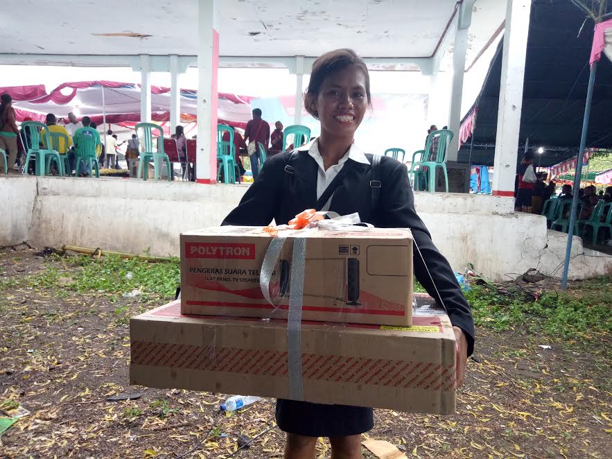 Emirensi Senang Dapat Hadiah dari Bank NTT