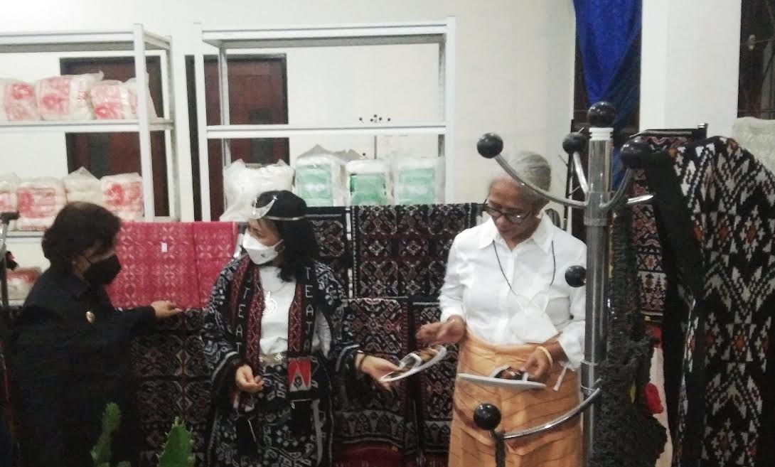 Begini Kisah Ketua DPRD NTT Ir. Emilia Julia Nomleni Saat Menemui Penenun di Rote Ndao