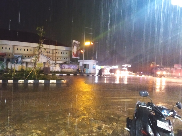 hujan-lebat-di-lampu-lalu-lintas-lan.jpg