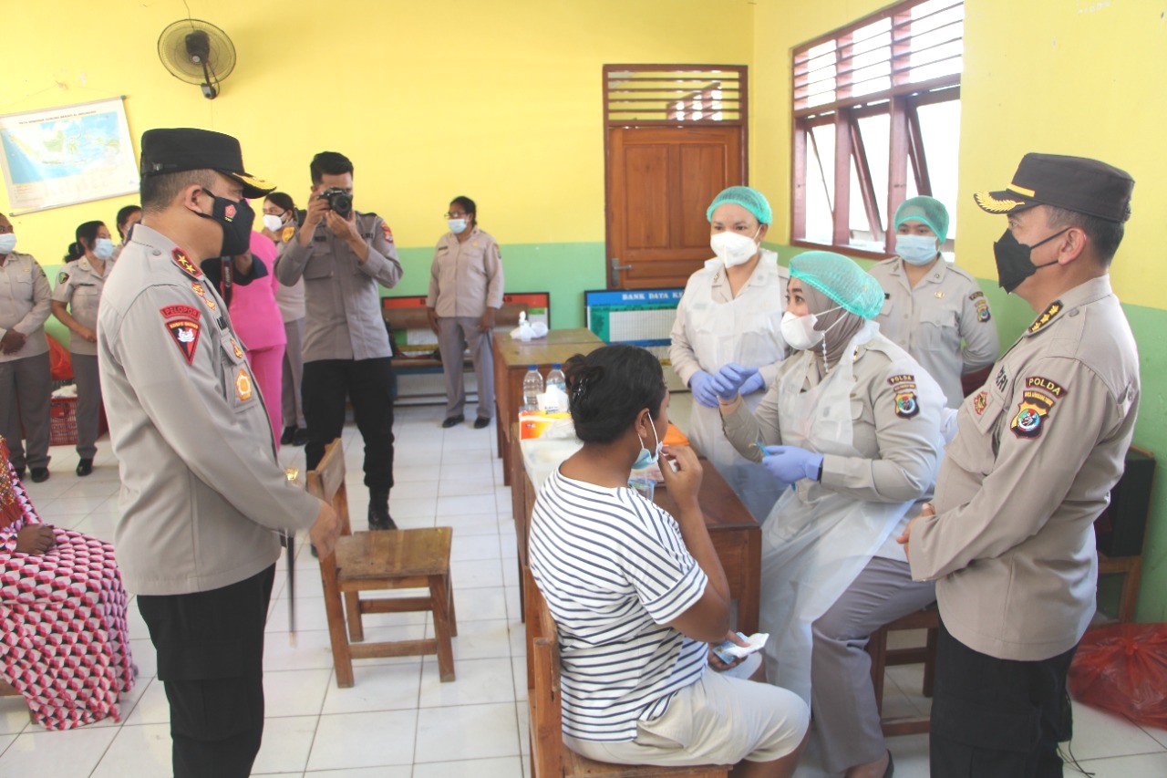 Sambut HUT Bhayangkara Ke-75, Polda NTT Gelar Bhakti Kesehatan Polri Bagi Warga Sulamu