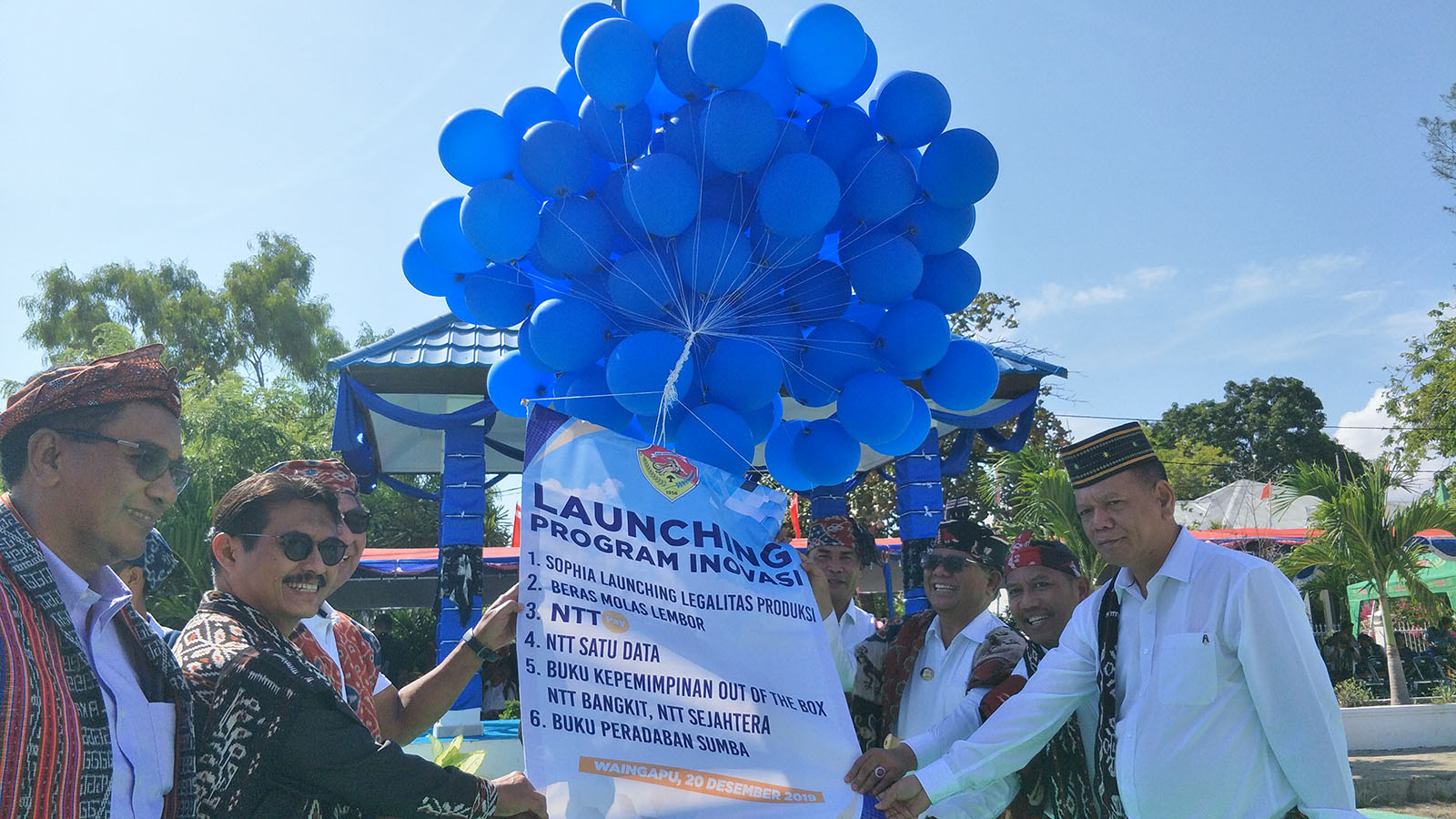 Kenakan Pakian Adat Sumba Timur, Gubernur Viktor Pimpin Upacara Apel Bandera HUT NTT ke-61