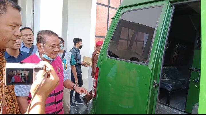 ibrahim-a-medah-rompi-hendak-menaiki-mobil-tahanan-kejati-ntt.jpg