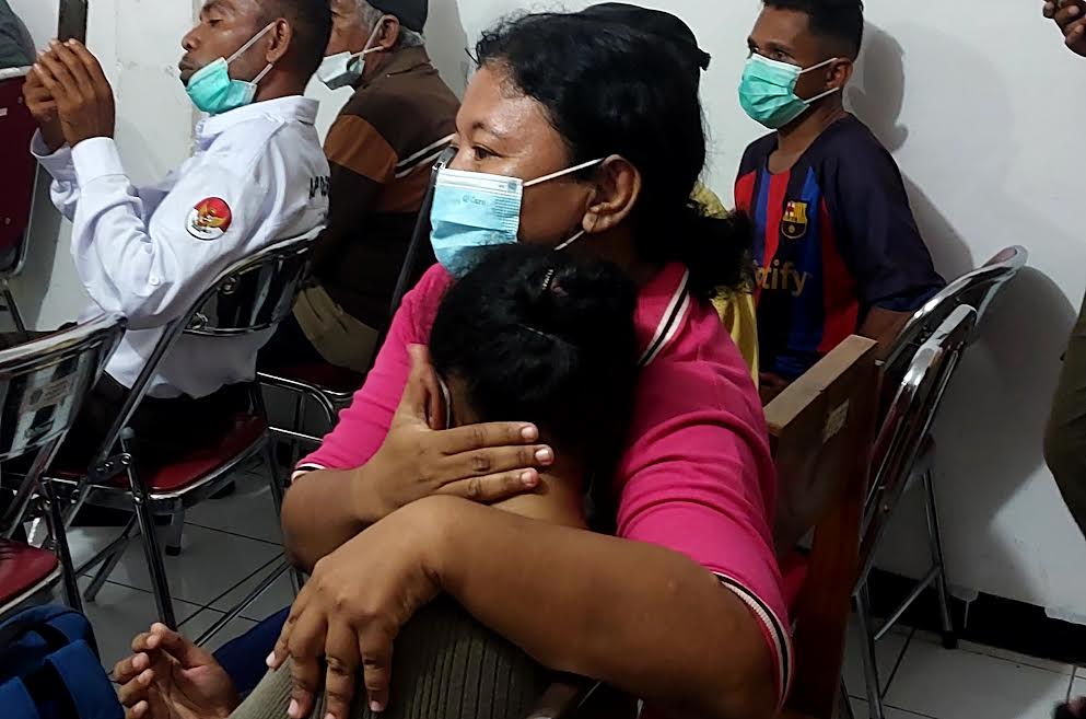 Tangisan Ibunda Bayi Kembar Siam Jelang Operasi di RSUD Larantuka Flores Timur