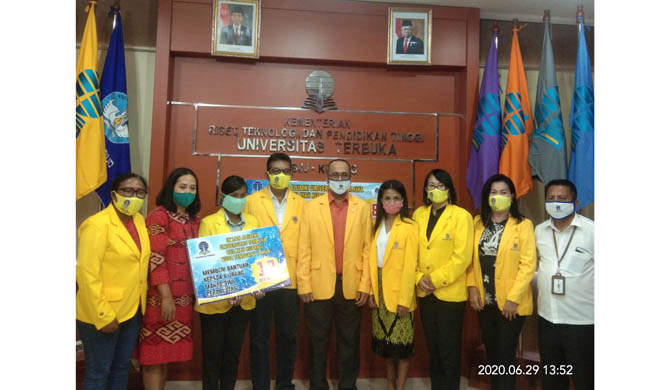 IKA Universitas Terbuka Wilayah Kupang, NTT Beri Bantuan Kepada Mahasiswa Berprestasi