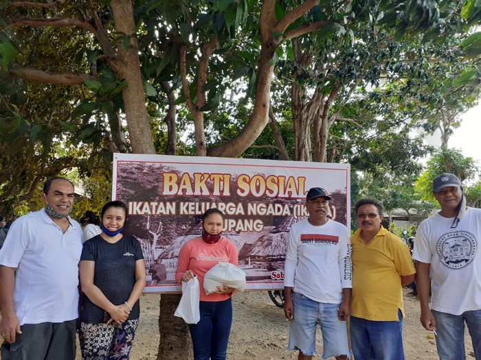 Peduli kemanusian, Ikatan Keluarga Ngada (IKDA) Kupang Bagi Sembako Mahasiswa dan Masyarakat.