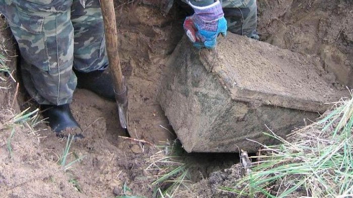 Peti Berumur 70 Tahun Ditemukan Arkeolog, Saat Dibuka Isinya Mengejutkan