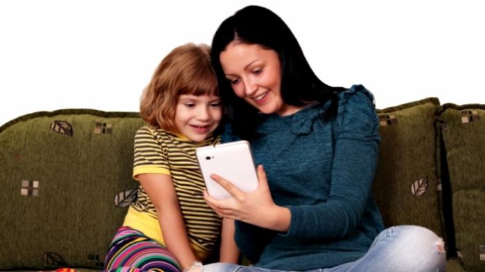 Orang Tua Sering Sibuk Dengan Gadget saat Bersama Anak? Hentikan! Ini Bahayanya