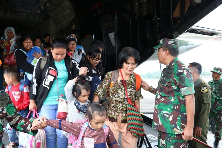 imbas-kerusuhan-tni-au-evakuasi-2957-orang-dari-wamena-ke-jayapura.jpg