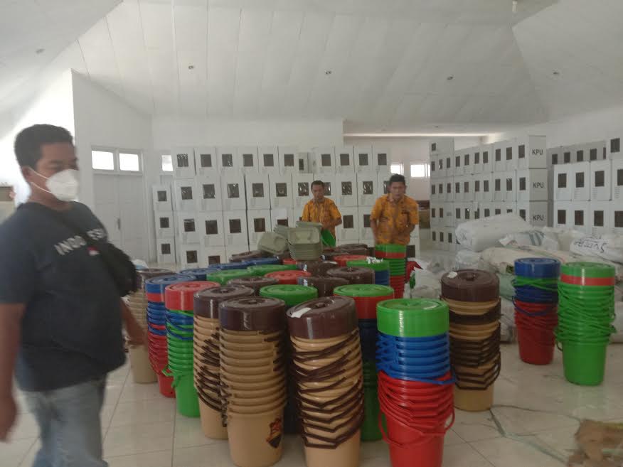 Pilkada Sumba Timur - KPU Minta Penyedia Jasa Lengkapi Kotak Suara yang Kurang