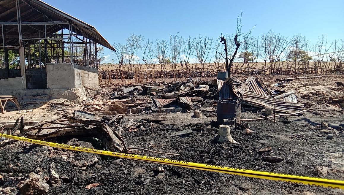inilah-puing-puing-kebakaran-rumah-di-laipori-desa-palakahembi.jpg