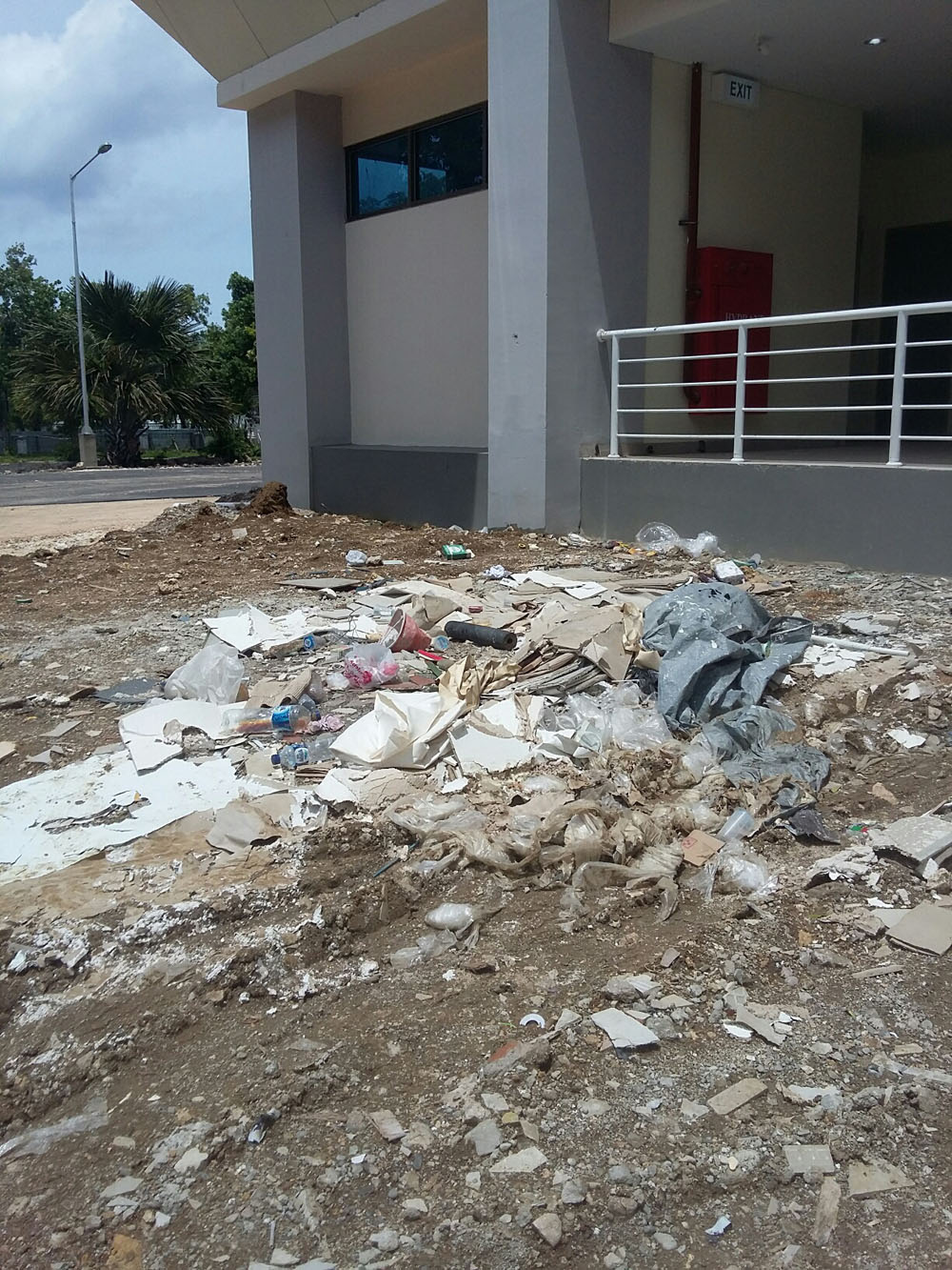 Sampah Masih Berserakan di Kantor Gubernur NTT