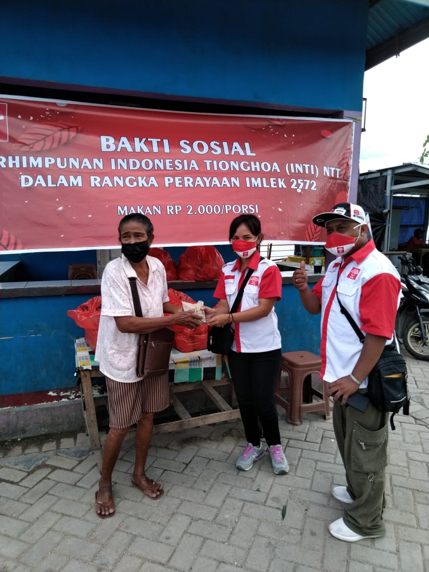 INTI NTT Kembali Berbagi Makan Siang Rp 2.000 di Pasar Oesapa