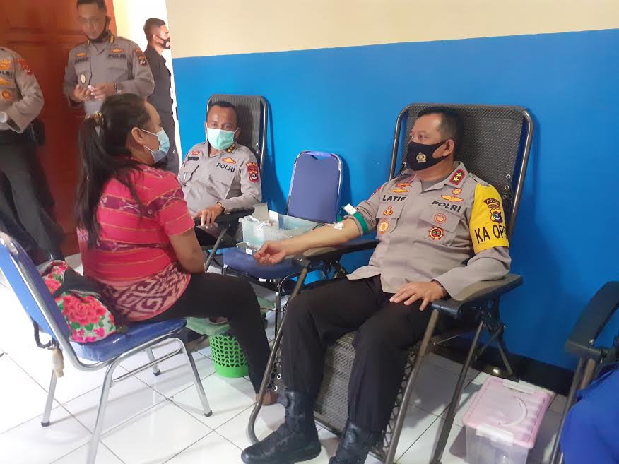 Dalam Rangka HUT DitPolair Polda NTT, Ke-70, Kapolda NTT Lakukan Donor Darah