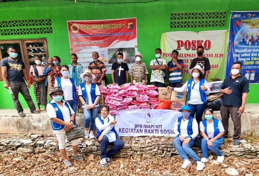 IWaPI NTT Motivasi Kaum Ibu di Tunbaun, Amarasi Barat dalam Membuat Tenunan