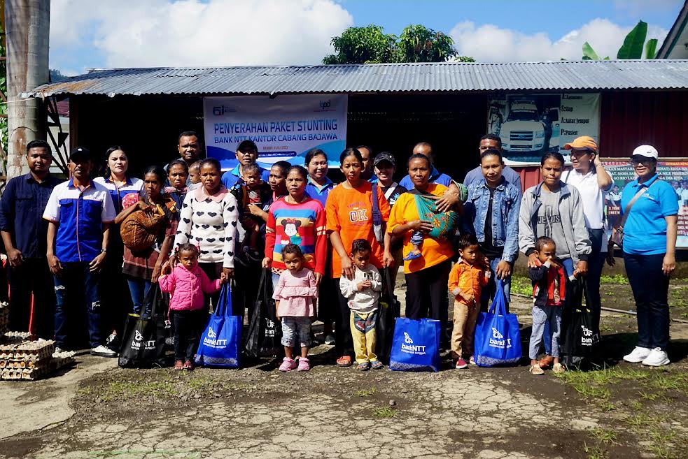 Sambut HUT ke-61, Bank NTT Cabang Bajawa Beri Bantuan Paket Stunting untuk Dua Puskesmas di Ngada