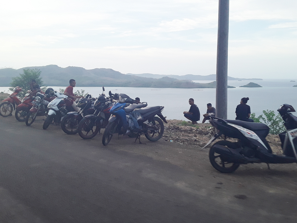 Warga Labuan Bajo Mulai Ramai-Ramai Bersantai Ria Nikmati Ruas Jalan Pantura