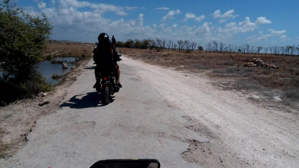 Jalan Menuju Matawai Maringu, Sumba Timur Rusak Berat