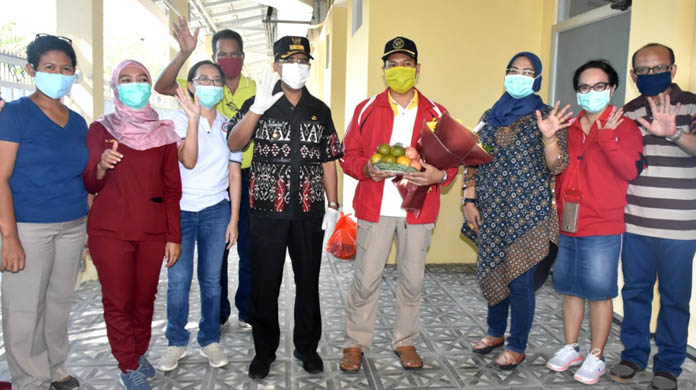 Jefri Riwu Kore Lepas Satu Pasien Covid-19 Kota Kupang yang Sembuh