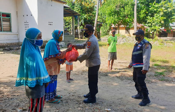 Jelang Idul Fitri, Polsek Riung Berikan Paket Sembako kepada Warga Kurang Mampu